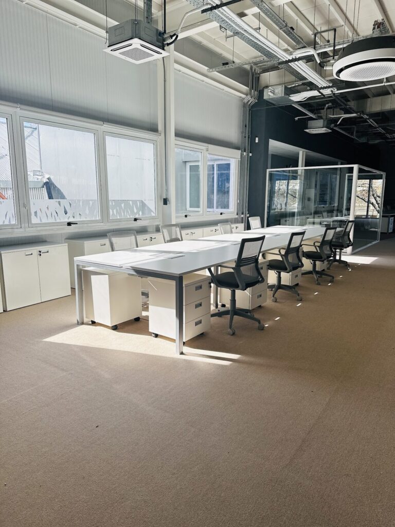 ADEN Business School – equipamiento Almacenar