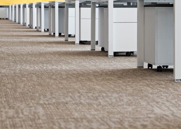 Alfombra Infinity instalada en oficina corporativa